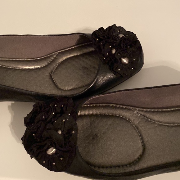 Bandolinos wedge shoe. Gently used. Cute leather flowers on toe dress them up - Picture 3 of 8